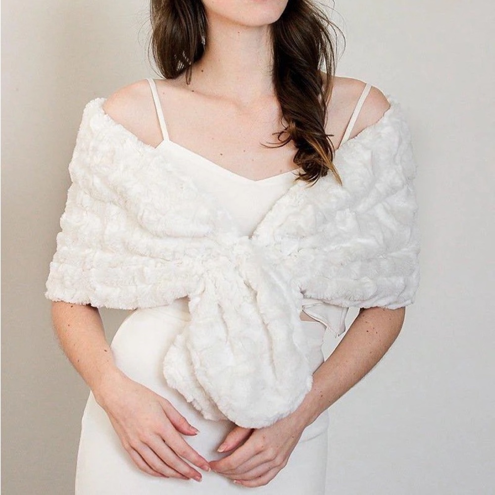 Davie & Chiyo off white faux fur shawl wrap